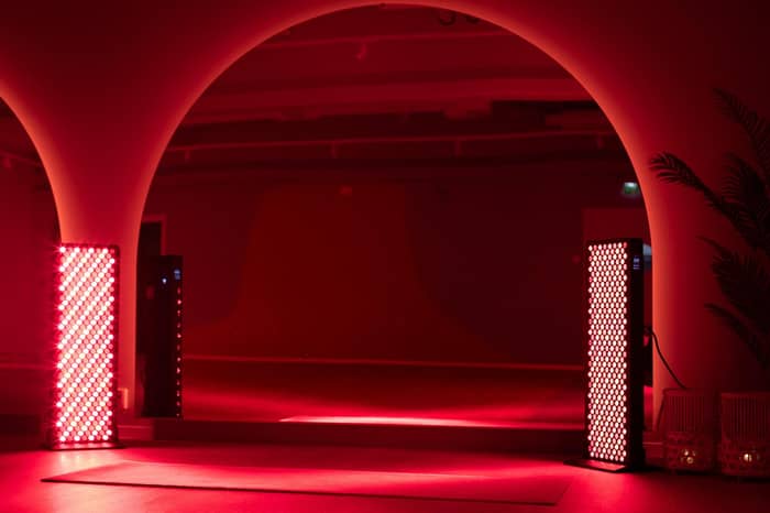 Nästa vecka startar vår sommarspecial:
✨ REDLIGHT RECOVERY YIN ✨
I en vardag där arbetsbelastningen kanske är hög, tempot konstant och vi ofta är på väg någonstans, är det lätt att glömma bort oss själva. Många av oss tar hand om andra hela dagarna – på jobbet, hemma eller i relationer.
Hemma finns ofta måsten, skärmar, ljud, ansvar och tankar på allt som behöver göras.
Kroppen signalerar kanske med trötthet, inre stress eller en känsla av att aldrig riktigt få landa.
Redlight Recovery Yin är en stund där du får pausa allt det där. En plats där du inte behöver prestera, fixa eller vara tillgänglig för någon annan. Bara få vara.
Under klassen kombinerar vi restorative yin yoga med läkande rött ljus för att ge kroppen och nervsystemet djup vila och återhämtning.
Restorative yin är en mjuk och stillsam yogaform där vi stannar länge i bekväma positioner med stöd av bolster, filtar och kuddar. Kroppen får möjlighet att släppa på djupa spänningar samtidigt som andetaget lugnas och nervsystemet går från stress till återhämtning.
Det röda ljuset är känt för att kunna stödja kroppens naturliga återhämtning och kan bidra till:
❤️ minskad stress och inflammation
❤️ bättre sömn och återhämtning
❤️ ökad cirkulation och energi
❤️ stöd för hudens och kroppens läkning
❤️ djup avslappning
Låt detta bli din stund att sakta ner, andas djupare och ge kroppen det den faktiskt behöver.
Start torsdagen den 4.6 kl 20:00.
Varmt välkommen precis som du är🤍
#redlightrecoveryyin #redlightyoga #flowlife #egentid