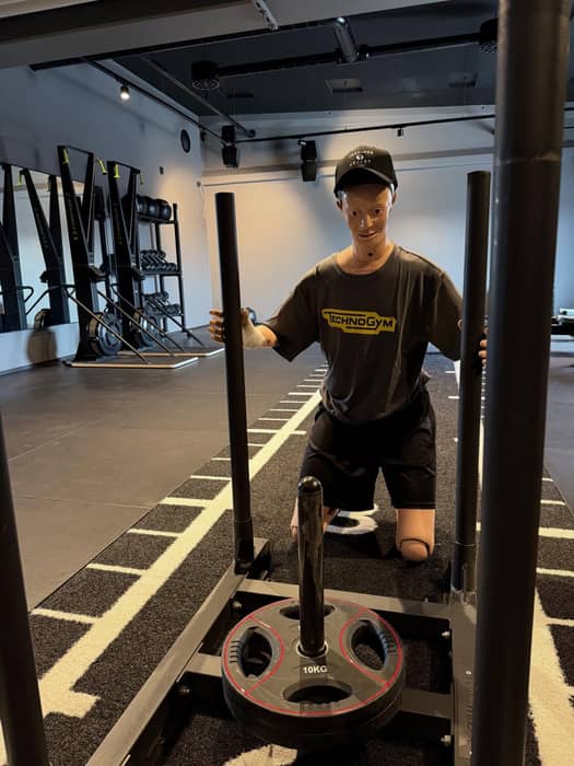 Bästa tränanden! 
Efter alla våra senaste investeringar har vi nu behövt se över ekonomin och har med styrelsen fattat beslutet att dra ner på personalkostnaderna. Därför har vi valt att anställa Sven, som från och med sommarschemat kommer att hålla i våra gruppträningspass. 

Men vi säger det direkt: Sven är inte som andra instruktörer. Han är en man av få ord, vilket i träningssammanhang visar sig vara en oväntad tillgång!

Han är bra på det mesta, men hans absoluta styrkor är yinyoga! När Sven leder avslappning är det inte bara vila - det är en existentiell upplevelse. Man kommer in som en människa och går ut… lite mer osäker på vad man just varit med om.🙄

Men låt er inte luras av det lugna – han sitter gärna på cykeln och kan även leda intensiva pass som hyrox och Bodypump! Det han ofta får mycket beröm över är att han är så tyst, vilken gör att deltagarna verkligen får chansen att umgås med sina egna tankar och njuta av spellistan. Inga nedräkningar eller ”kom igen nu”. Här får du istället gissa. Är det paus? Eller är det sprint? Ingen vet riktigt, och det är just det som skapar spänningen. 🤓 

Däremot kan han ha en lite stirrig blick 👀 men det är ni är ni ju redan vana med hos oss 😉

Så nu är vi nyfikna på att höra, vilket pass ser du mest framemot att få träna med Sven i sommar? 🤸🏻‍♂️