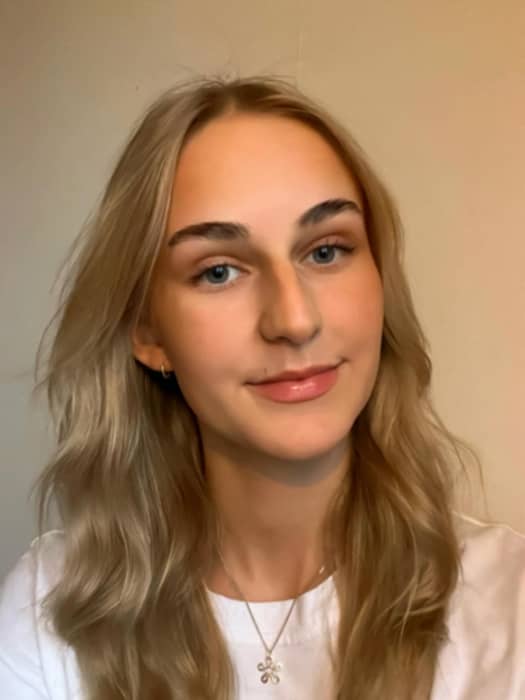 Då var det dags att presentera en ny tjej som ni kommer att se hos oss i sommar! 😍 Emilia börjar hos oss den 15.6 och kommer att jobba mestadels i reception där ni kommer att mötas av ett strålande glatt ansikte 🌞 Henne kommer ni också att se som instruktör i gruppträningssalarna 🌼
Här kommer Emilias presentation:
Hej allihopa! 👋
Jag heter Emilia och kommer under sommaren att befinna mig i receptionen hos er på träningsverket! Under året har jag utbildat mig till gruppträningsinstruktör och kommer hålla några pass i bl.a. CoreTabata & Les Mills Yoga för er🤩💪
Träningen är en stor del av min vardag då jag är dansare, trivs på gymytan och uppskattar gruppträningspass tillsammans med andra 💃
Det är viktigt för mig att alla känner sig välkomna och trivs på gymmet. Träning är för alla!
Hoppas vi ses i sommar ☀️
