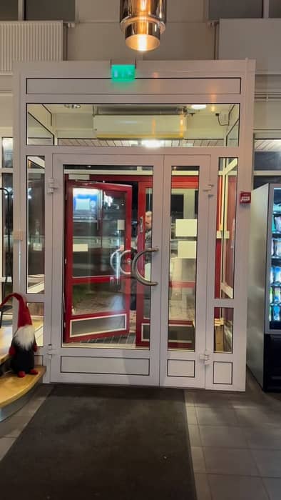 Det är dags, patrullen anländer för att en sista gång dra ett pass i våran nuvarande cykelsal. Hur många timmar har vi månne cyklat i denna sal sammanlagt? 🥲🚴♀️❤️
Nu skall salen rivas, nu ska rasket bort!