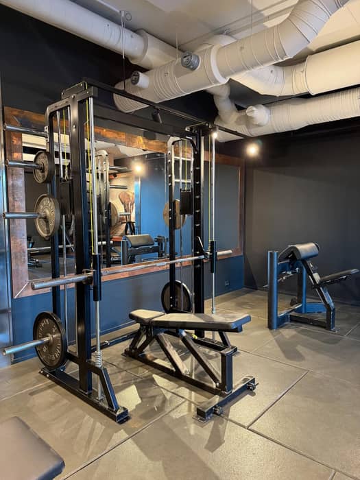 Ny vecka, ny månad, och nya maskiner på kommande! 🤩
Vi vill härmed påminna alla tränande att våra nya maskiner levereras på nu på onsdag 5/11 och hela gymmet behöver tyvärr av säkerhets skäl vara stängt hela onsdagen samt halva torsdagen. Vi öppnar gymmet på torsdag kl 16:00 🥳
Några gamla maskiner kommer redan att försvinna under måndagen-tisdagen.
Samtidigt vill vi påminna om att ta hem alla kvarglömda kläder och skor. Skohyllan ska vara tom på tisdag kväll kl 24:00 ⚠️ Vi gör en storstädning och kastar allt som är kvarglömt 🙂
På torsdag kl 16:00 välkomnar vi er till ett ännu bättre och modernare gym med mera utrymme för styrketräning! 🥳
Tack för ert tålamod 😍