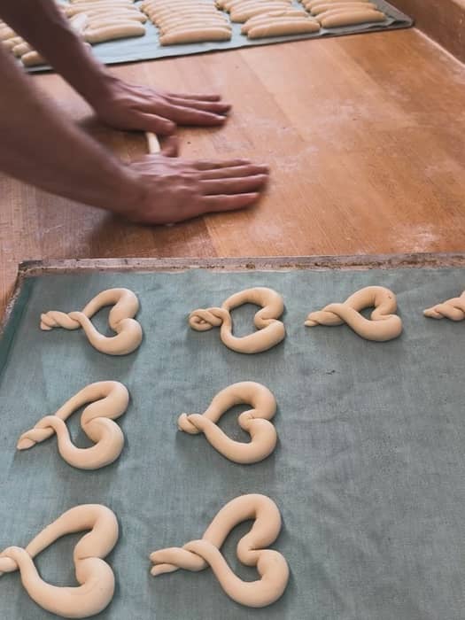 Baking love is in the air- Brezel Herzen am 14.02.❤️