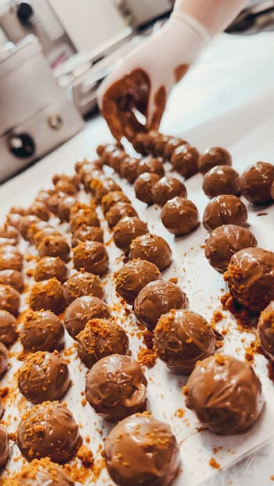 Ab sofort gibt es wieder unsere feinen Trüffel Pralinen aus belgischer und französischer Kuvertüre. Die D‘Patisserie war fleißig und hat 19 verschiedene Sorten für euch gezaubert, alle gefüllt mit einer feinen Ganache❤️👩🏻‍🍳