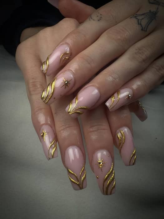 Cuando lo delicado se encuentra con el brillo ✨💛
Amamos este diseño sutil con detalles dorados.
Agenda abierta 📩