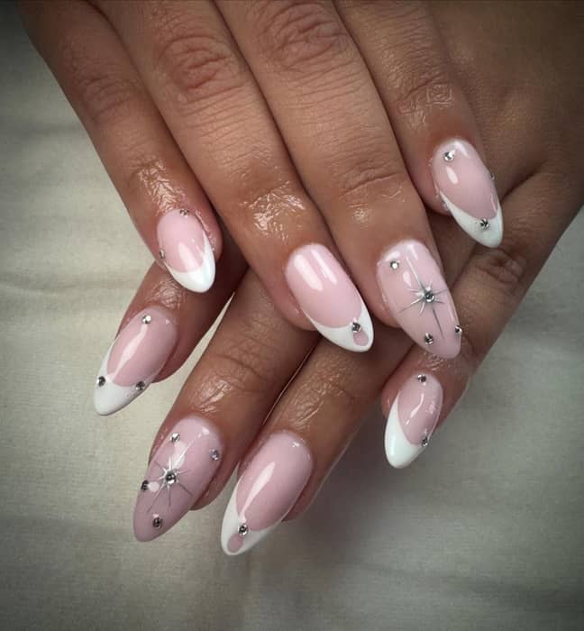 Manicura francesa con detalles de brillo ✨
Un diseño elegante y delicado que queda bien con todo 🤍
¿Te harías este diseño?