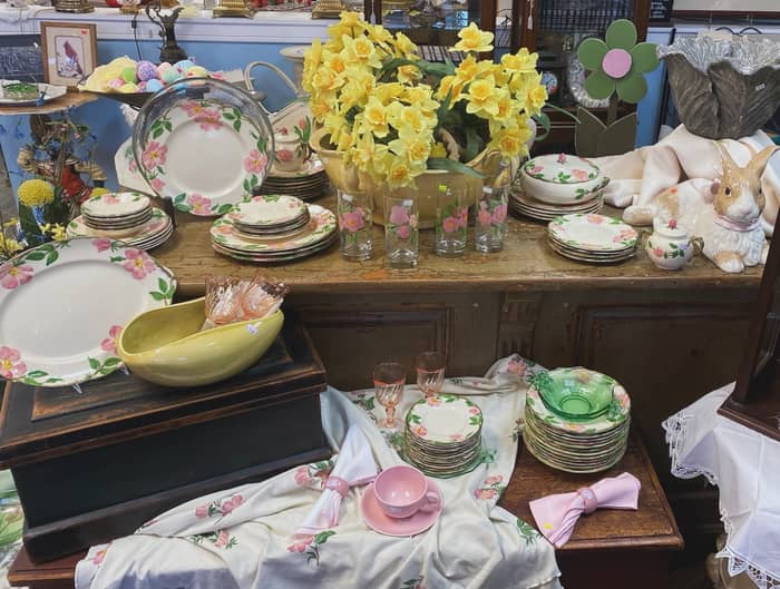 Easter is right around the corner 🐰🌷

Time to start setting the table with soft pastels, sweet florals, and charming vintage pieces that make the day feel extra special.

What’s your favorite piece you always use to decorate for Easter?

Dishfunctional
225 Lancaster Ave
Malvern, PA

Monday–Saturday 10–6
Sunday 11–3