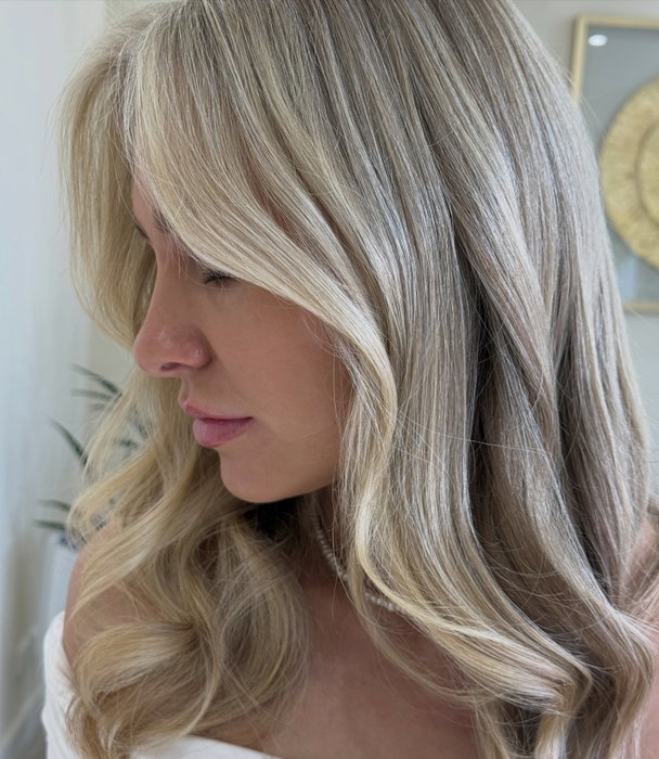 Bright in all the right places. Soft everywhere else ☁️
The kind of blonde that feels effortless.