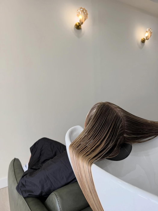 BLONDE, curated with intention ✨
True refinement happens at the basin.
Where tone is perfected & every detail is considered.