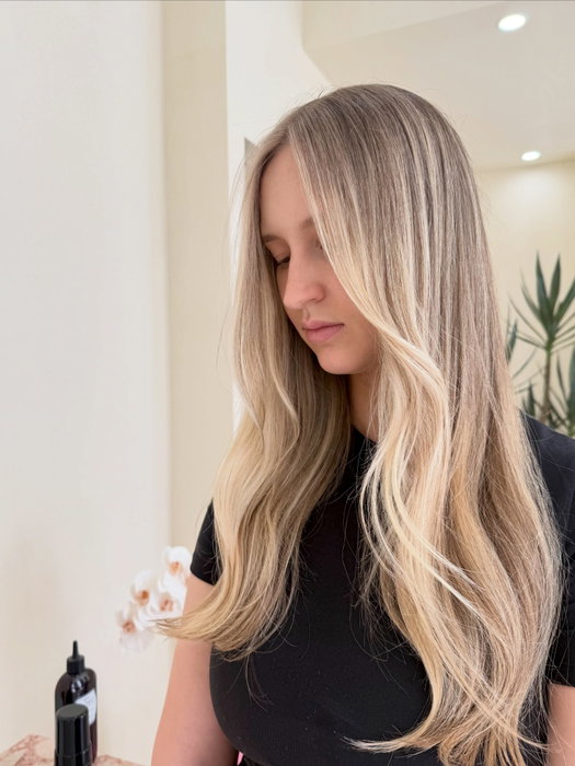 The beauty is in the BLEND. 🤍

Soft brightness, seamless dimension & an effortless grow out.
