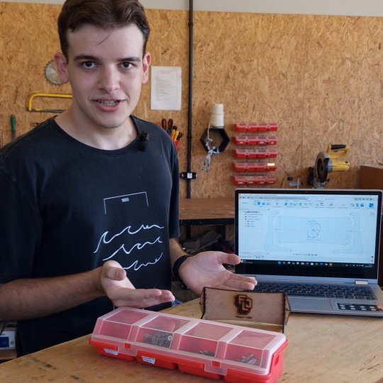 Imagem da publicação do Instagram de 29/04/2025: Projeto de Organização do Laboratório Suporte para as caixas organizadoras de parafuso