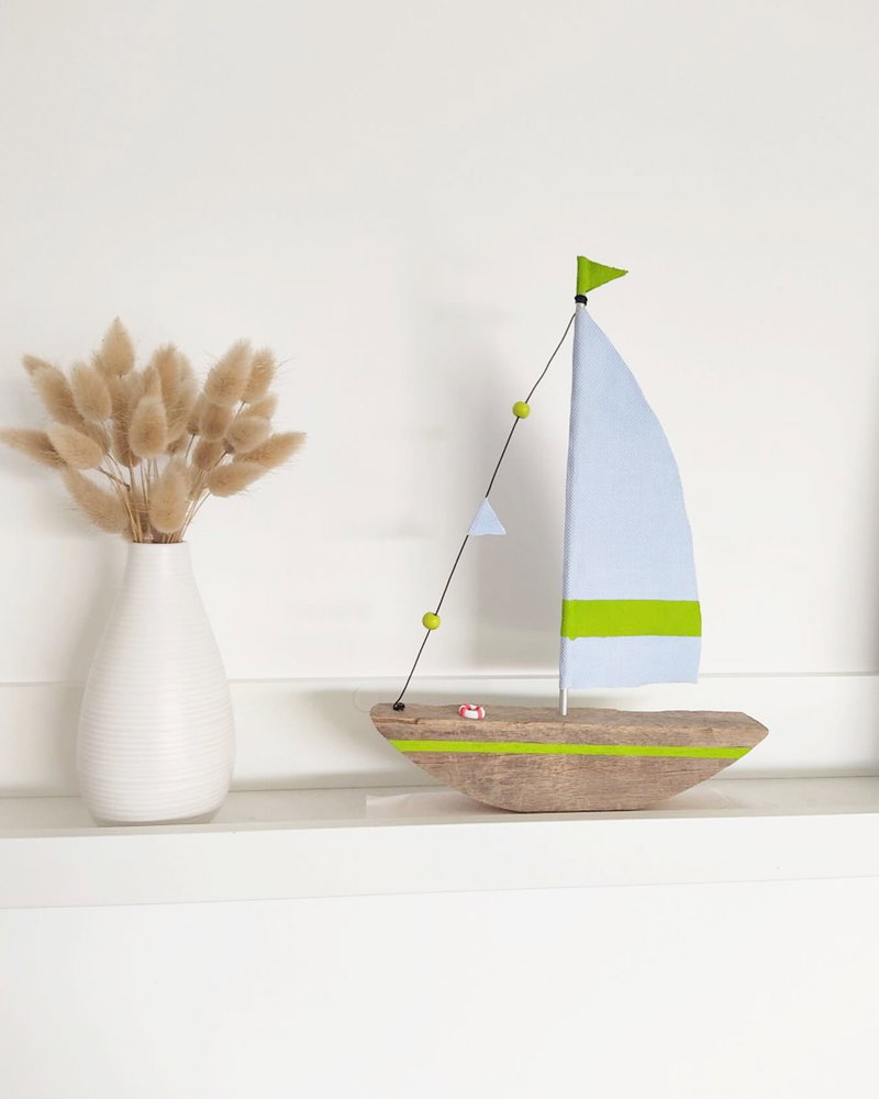 Larguez les amarres ⚓️ Avec sa coque en bois flotté et sa voile en tissu, ce voilier imaginé par @amareebassevendee apportera une douce ambiance de vacances à votre décoration intérieure ⛵️. Et si vous avez envie de prolonger l’escale, sa boutique regorge de jolies créations artisanales pour prendre un vrai grand bol d’air marin… sans quitter votre salon 🌊