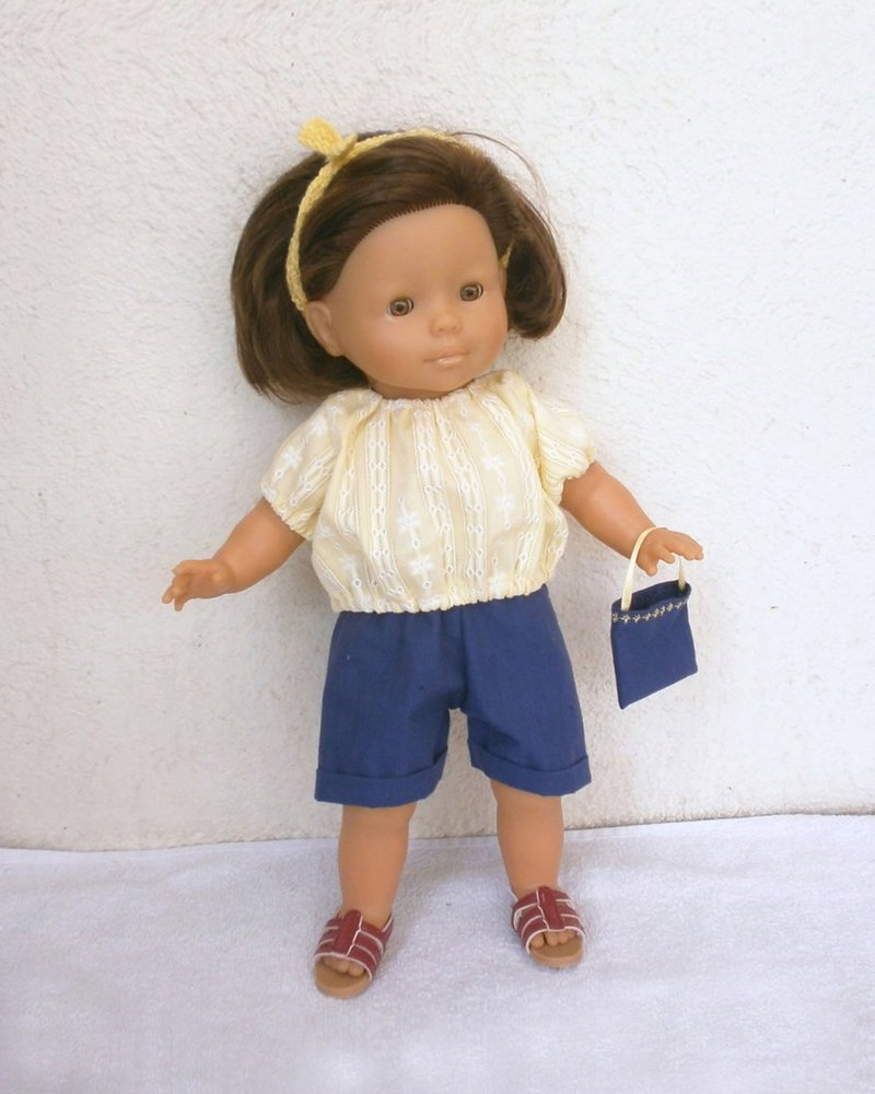 Tenue de rentrée pour sa poupée préférée 🤓 Marie-Christine a su garder son âme d’enfant pour dessiner et concevoir de ses mains de beaux vêtements et accessoires pour les poupées et les poupons des tout-petits. Les créations @mcl_poupees sont des pépites ✨