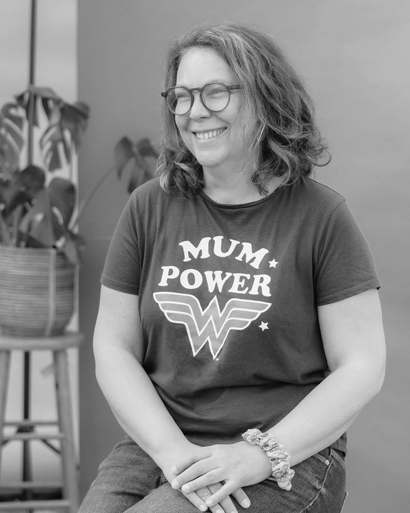 Face-à-face avec @marie_latelierdesfripouilles, notre talent à l’affiche 🧵 Passionnée par le textile et le fait-main, Marie confectionne des accessoires aussi beaux que pratiques pour embellir notre quotidien 🌈. On aime son univers doux et coloré, sa boutique est une pépite ✨.