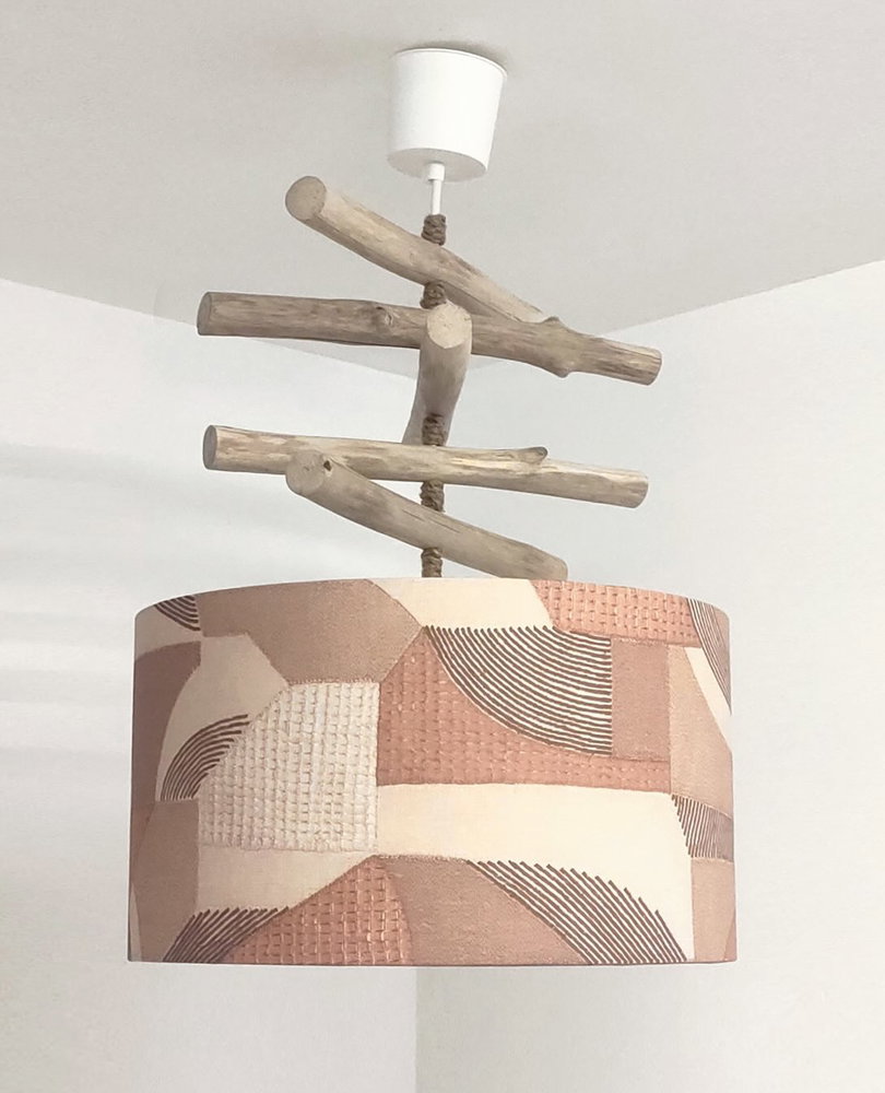 Euréka 💡 Faire de son chez soi un joli petit endroit, c’est un jeu d’enfants avec les luminaires imaginés par @jourdepluiecreations ! Des lampes à poser aux lustres en bois flotté, vous êtes sûrs de trouver votre bonheur sur cette boutique haute en couleur ❤️.