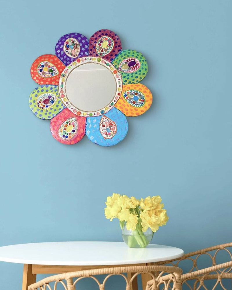 Vive les fleurs, vive la couleur 💐 Dans son atelier en Drôme provençale, au cœur de la nature qui l’inspire, Odile a façonné ce magnifique miroir en mosaïque orné de perles multicolores et peint à la main. Quel travail d’artiste, c’est remarquable 🎨 Une création unique et originale en réduction pendant les soldes d’été 👀