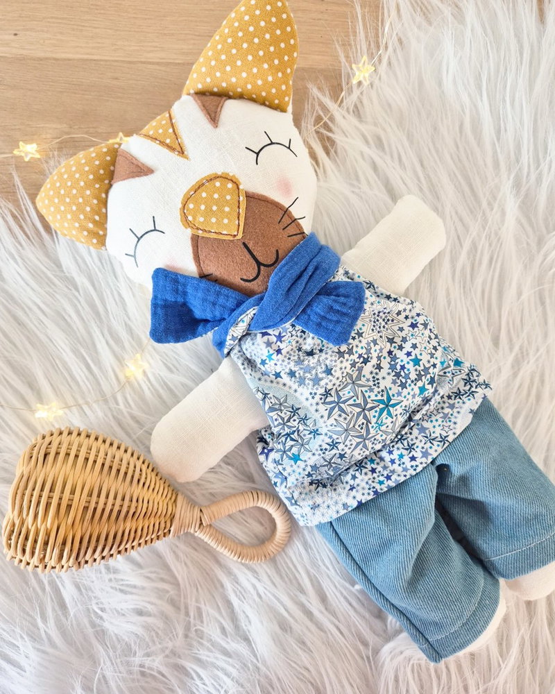 « C’est l’amour à la plage, MIAOU, chat, chat, chat » 🐈🎵 Comment résister au charme de cette poupée chat si joliment habillée qui fera craquer petits et grands 💙 Une création douce et poétique signée @1_2_3_picoti et en promo pendant les soldes d’été 🫶