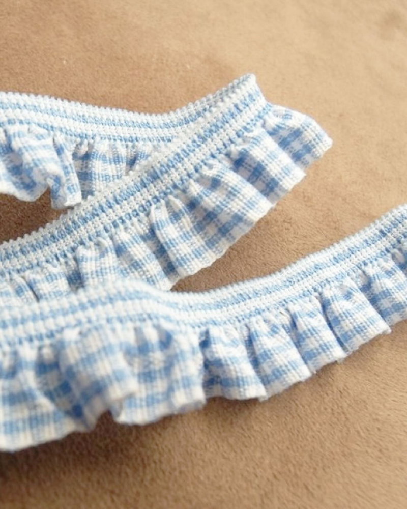 Vini Vedi Vichy 🩵 Comme ce modèle rétro en coton vichy, des kilomètres de rubans tous plus beaux et originaux les uns que les autres sont à découvrir sur la @mercerie_creative_deco 🧵 En plus vous savez quoi ? Ils sont en promo pendant les soldes d’été ☀️