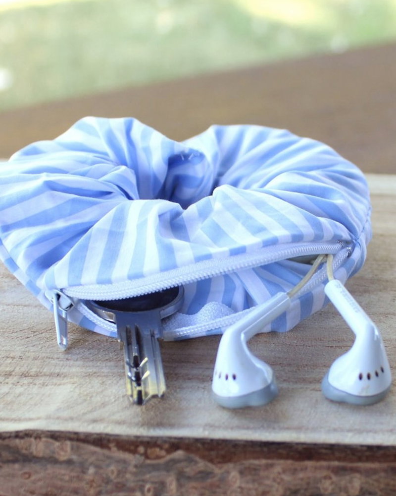 Le chouchou qui change tout par @tiks_creatifs 🩵 Doté d’une petite fermeture éclair cachée, ce chouchou zip se transforme en mini pochette secrète pour y ranger monnaie, clés, écouteurs, baume à lèvres… Accroché dans vos cheveux ou à votre poignet, c’est l’accessoire parfait pour courir, sortir ou se promener les mains libres 🙌. Et franchement, comme idée cadeau originale, c’est imbattable 🎁