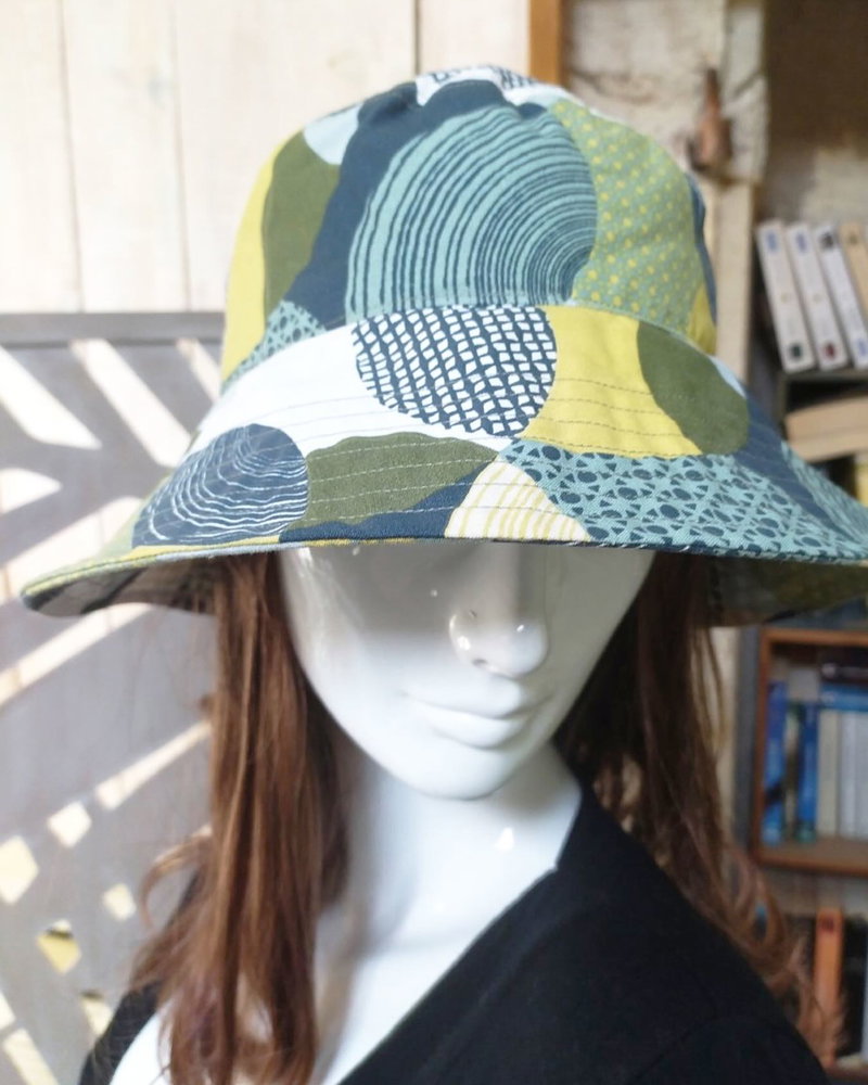 On a mené l’enquête : le bob est le nouveau must-have de la saison estivale 😎. Cette année, osez l’originalité, choisissez un modèle coloré fabriqué avec amour par @hellb.couture 🌈