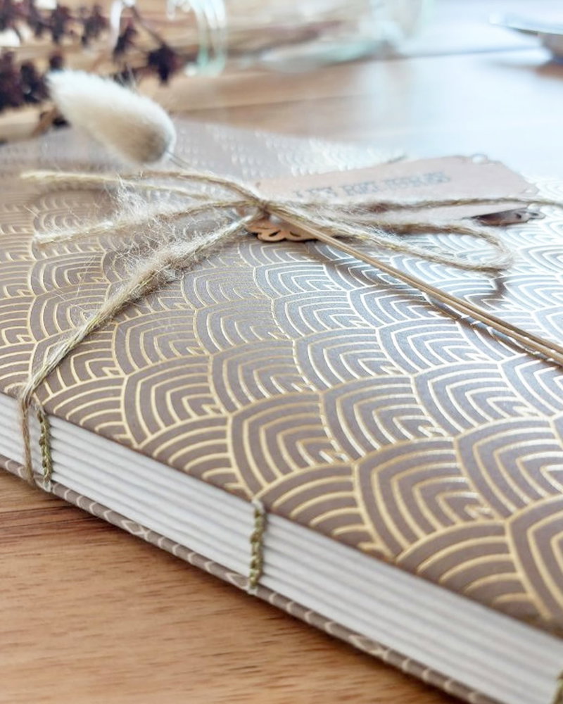 En cette rentrée créative, nous avons déniché le carnet parfait pour écrire vos pensées, croquer vos idées ou répertorier vos plus belles inspirations 💡. Son petit plus ? Une reliure copte cousue main qui permet une ouverture bien à plat 📖