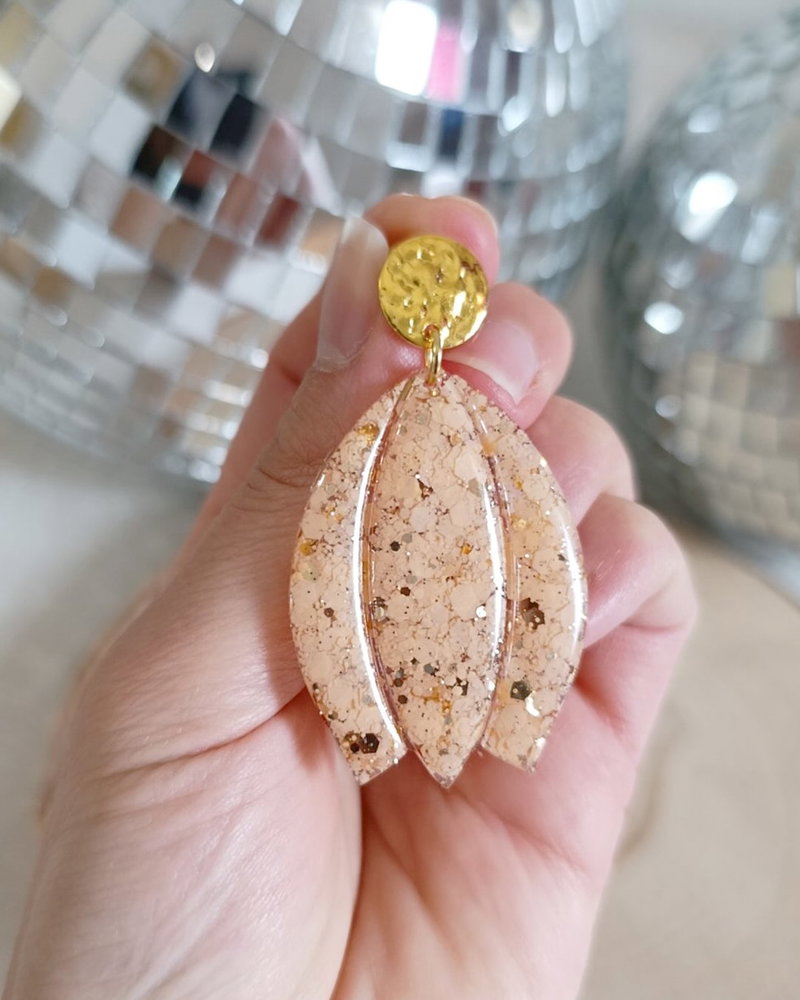 Avis à tous les amoureux de couleurs et de paillettes 🌈✨ Les bijoux @au.bois.boheme sont de vraies pépites pour mettre de la gaieté dans votre quotidien ✨. Tenez-vous prête à briller 💛