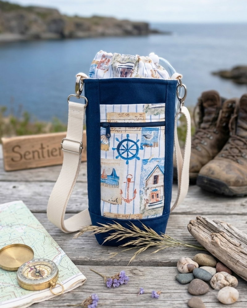 Ça sent les vacances ! ☀️🌊 Pratique, original et fabriqué en Bretagne, ce porte-bouteille isotherme gardera vos boissons au frais tout l’été, les mains libres en prime 🙌 Grâce à plusieurs poches plates et zippées, vous pouvez aussi y transporter votre téléphone, vos clés et vos petits objets en toute sécurité. Un accessoire super bien pensé imaginé par Gisléne Créations ❤️