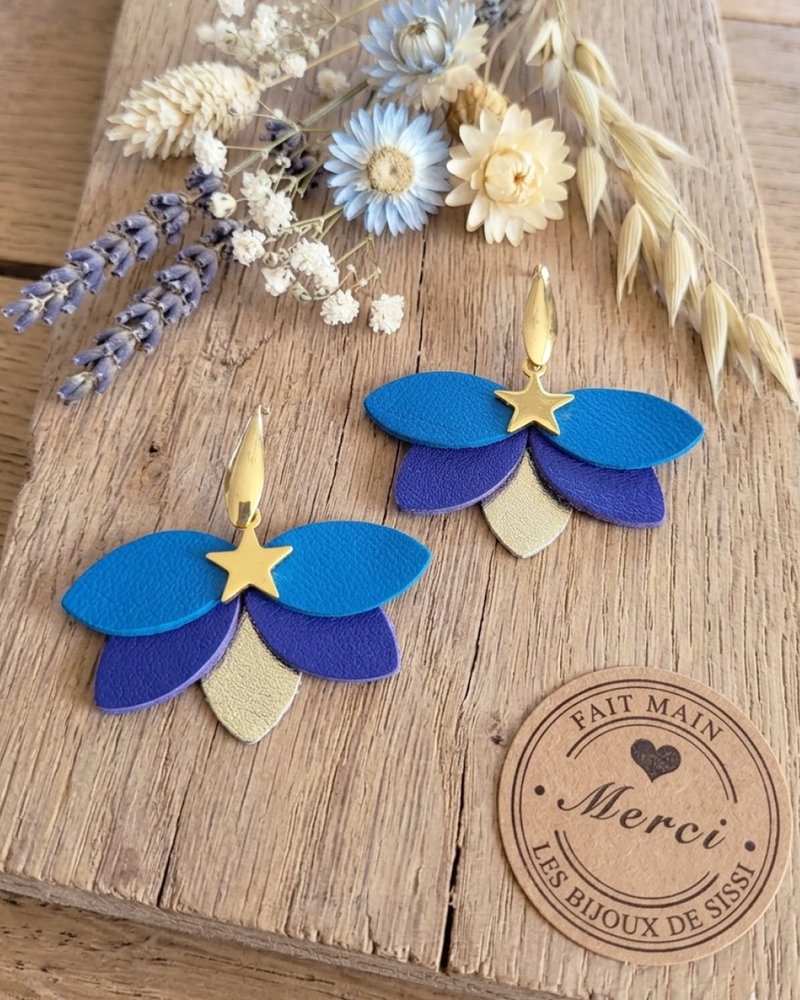 Le bleu vous va si bien 💙 Légères et pleines de caractère, ces boucles d’oreilles en cuir sont parfaites pour pimper vos looks d’été comme vos tenues de rentrée. Imaginées et fabriquées avec passion en Occitanie, elles prouvent qu’il suffit parfois d’un joli accessoire pour faire toute la différence ✨.