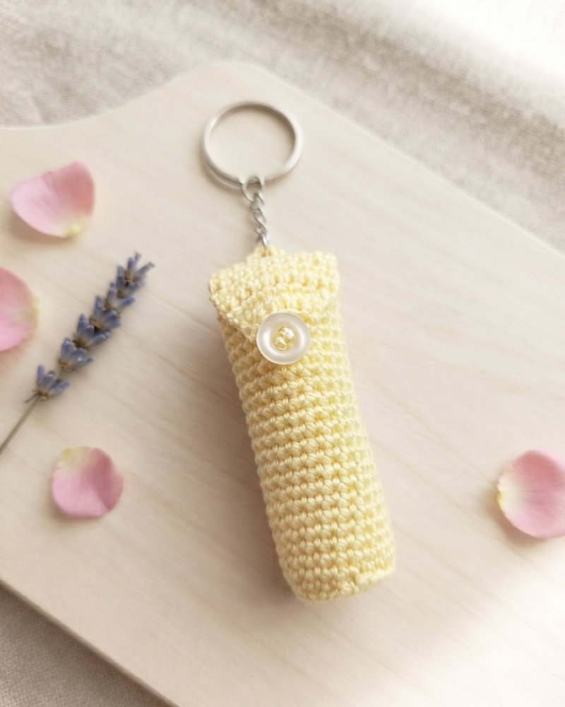 On préfère vous prévenir : les porte-clés en crochet imaginés par @creationsebruli sont tellement originaux qu’il devient difficile de n’en choisir qu’un… 🤭 Un pour les clés de la maison, un pour le bureau, un pour la voiture, un à offrir… et un cinquième, juste parce qu’on n’a décidément pas su résister 💛