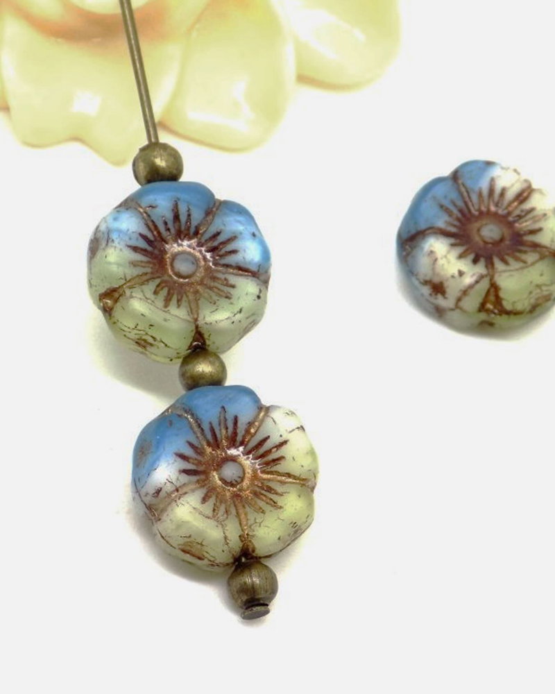 Cap sur Hawaï 🌺 ! Parfaites pour créer des bijoux qui sentent bon l’été, ces perles tchèques en forme de fleurs hawaïennes seront les pièces maîtresses de vos futurs projets créatifs. Des dizaines de coloris sont disponibles sur la très belle mercerie Perles Majoe ❤️.