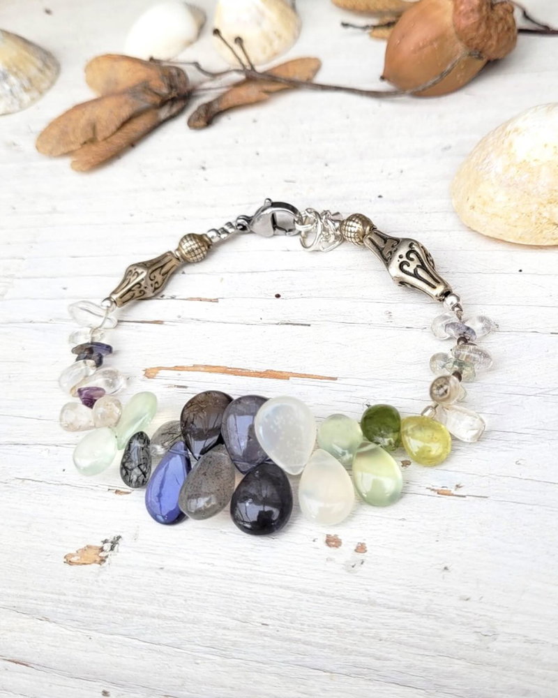 Pour @annemarietollet, la couleur est une véritable source de joie, et cela se ressent dans chacune de ses créations ❤️. Ce bracelet contemporain, composé d’un délicat mélange de pierres fines, en est le parfait reflet : une création lumineuse et pleine de caractère (à prix doux pendant les soldes d’été) ✨.