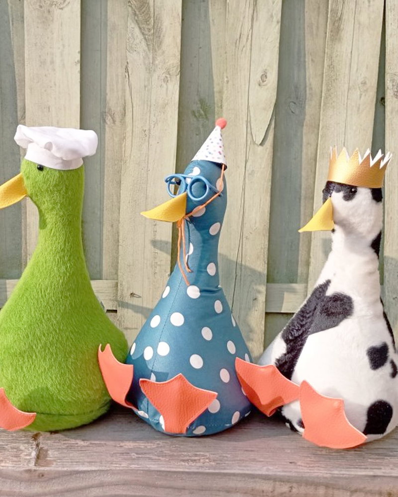 Coin coin 🦆 Sous vos yeux ébahis, voici @lecoolcanard : un butoir de porte (ou serre-livre) aussi pratique que décoratif, en forme de canard à remplir soi-même avec du riz ou du sable. Cet objet insolite plein de charme et d’humour met tout de suite de bonne humeur et apporte une vraie touche fun à nos intérieurs. Cadeau original garanti 👌