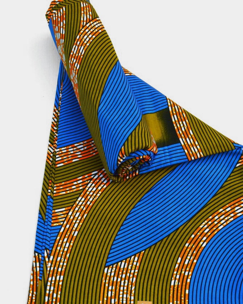 Surfez sur la vague du wax 🏄‍♂️ ! Avec ses couleurs éclatantes et ses motifs pleins de caractère, le tissu wax se prête à mille et une idées et invite à laisser libre cours à votre créativité. Dites-nous tout ! Quelle jolie cousette imagineriez-vous avec cette étoffe (en promo jusqu’à mardi, minuit ⌛️) ?
