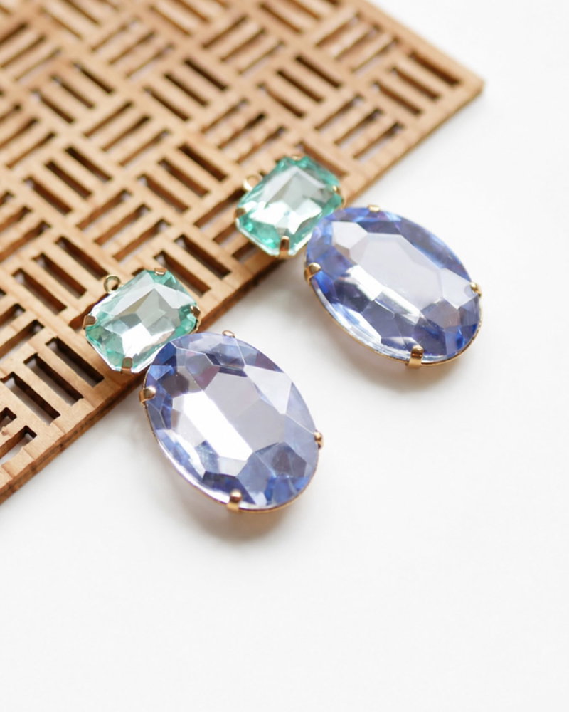Coup de coeur du lundi 🩵 Nous sommes restés bouche-bée devant la beauté de ces breloques ornées de pierres à facettes aux tons bleu lavande et vert d’eau. Montées en boucles d’oreilles, elles seront juste parfaites… À bon entendeur ✨ Ces pendentifs (en promo) sont à retrouver sur la très belle mercerie @jourdeperlesbijoux 🫶