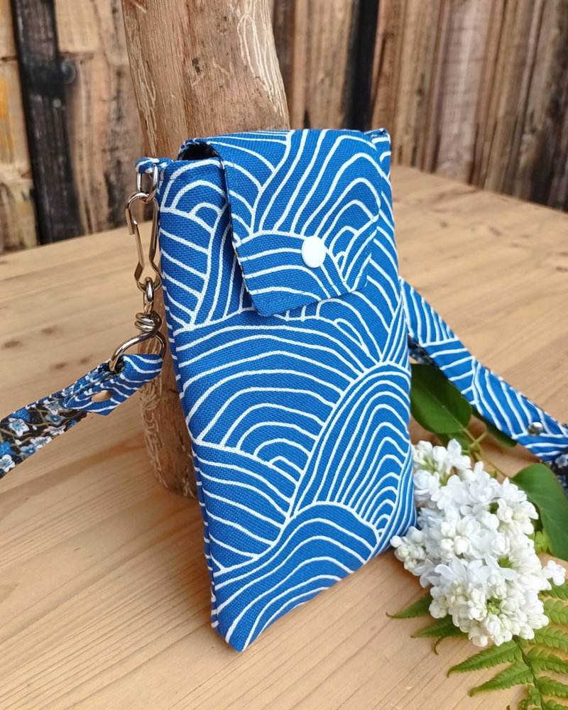 Que vous partiez pour une balade en bord de mer, une journée de visite, un festival ou simplement une sortie entre amis, cet étui pour téléphone fabriqué par @ainsifeelili vous accompagnera dans toutes vos aventures estivales ☀️ Un indispensable de l’été pour vadrouiller l’esprit et les mains libres 💙