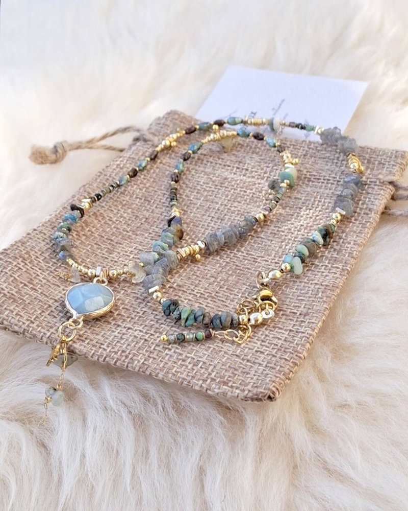 Une pépite ✨ Depuis son atelier en Franche-Comté, près de Besançon, Martine fabrique de beaux bijoux inspirés de la nature, à l’image de ce collier composé de perles chips africaines et de petites pierres naturelles aux nuances terreuses et azurées 🩵. Il y a tant d’harmonie et de finesse de ses bijoux (qui sont en promo pendant les soldes d’été 👀).