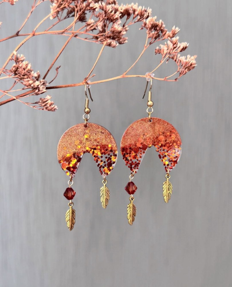 Si comme @la_renarde_creative, l’automne est votre saison préférée 🍂, adoptez ces boucles d’oreilles en résine pailletée ornées de petites plumes dorées. ungrandmarche