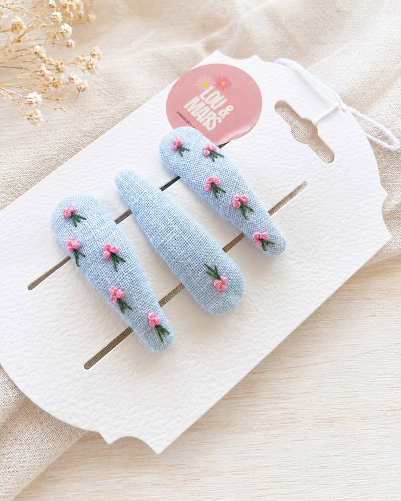 Coup de coeur fleuri du jour 🌸 Ces adorables barrettes en lin sont cousues et brodées à la main avec beaucoup de soin et de patience par @lou_and_mars. De quoi mettre un peu de poésie dans les coiffures des tout-petits ❤️