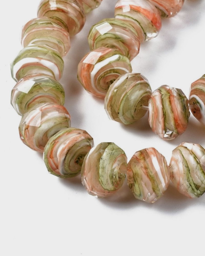 On a trouvé la pépite de l’automne 🍂 Nées pour briller, ces perles lampwork naturelles à facettes ont quelque chose d’envoûtant. Elles méritent leur titre de pièces maîtresses à l’atelier, pour imaginer des bijoux empreints de caractère ✨