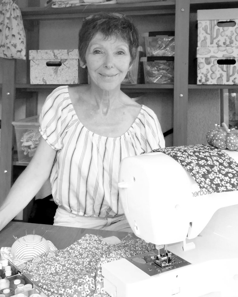 Face-à-face avec Anne-Marie alias @les_toiles_de_fees ❤️ De l’arrière-pays provençal au littoral méditerranéen 🌻🐚, notre couturière à l’affiche s’inspire de ses souvenirs d’enfance dans le sud de la France pour créer des accessoires utiles et originaux pour toute la famille. Nous sommes tombés sous le charme de son univers joyeux et coloré qui apportera de la gaieté à votre quotidien. On en a tant besoin 🌈.