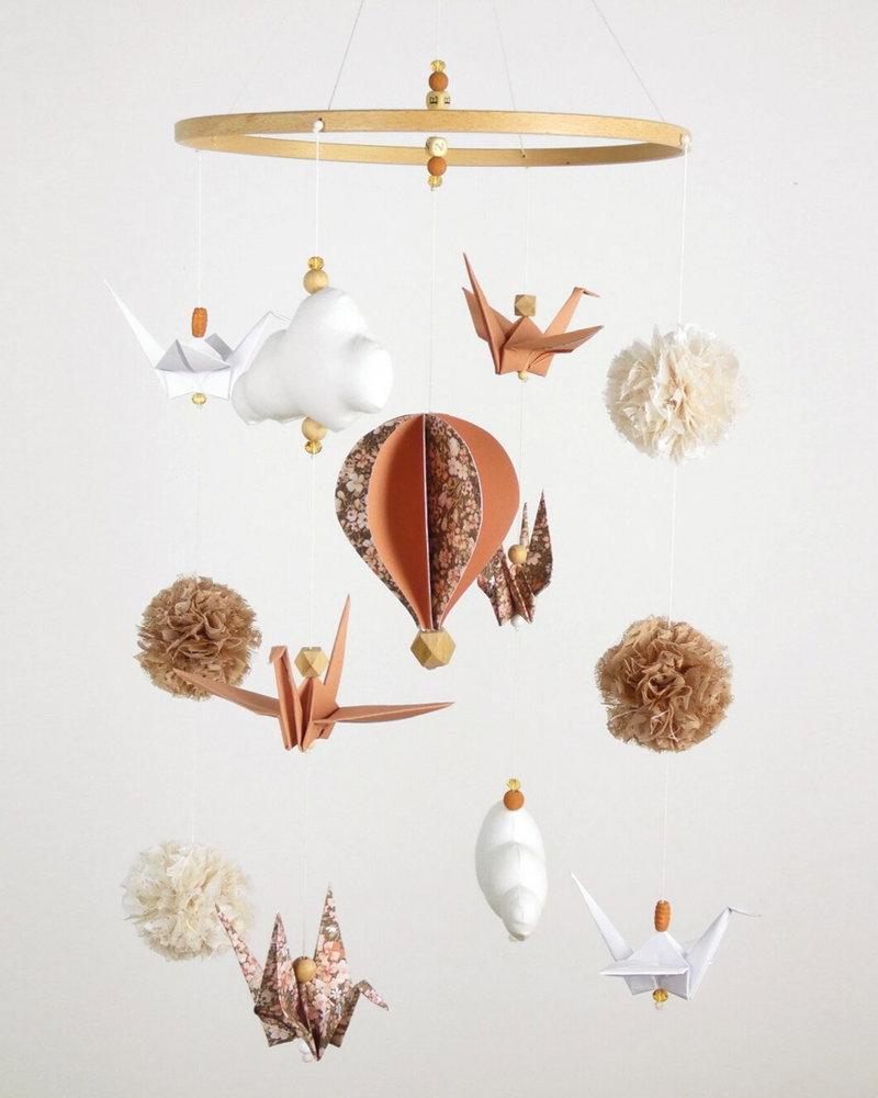 Mettre un peu de magie dans la vie des tout-petits 🪄 Passionnée de décoration depuis toujours, Magali alias @creamaga fabrique des mobiles poétiques pour habiller la chambre de bébé. Ses créations originales feront de parfaits cadeaux de naissance 🫶. C’est un (très) grand coup de coeur 🤎