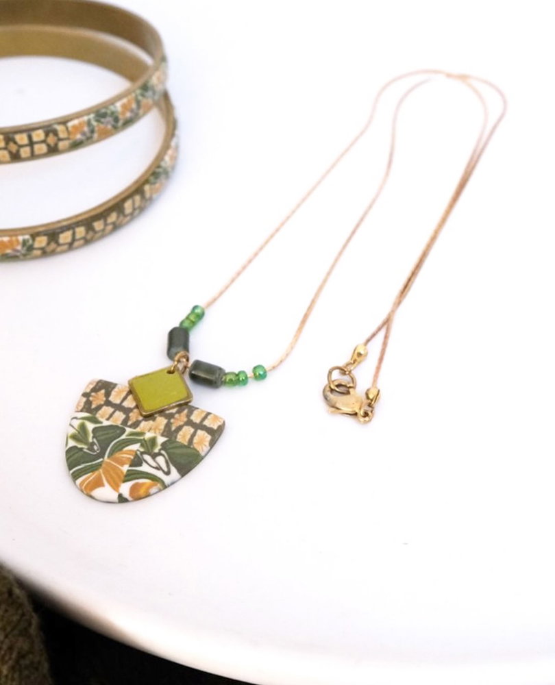 Coup de coeur aux couleurs d’automne pour cette nouvelle collection de bijoux signée @recreativebijoux 🌿🧡. Dans son atelier, Delphine crée de A à Z des motifs originaux en pâte polymère. Chaque élément est façonné, cuit, poncé puis vernis avant montage. Un travail d’une grande minutie 👏.