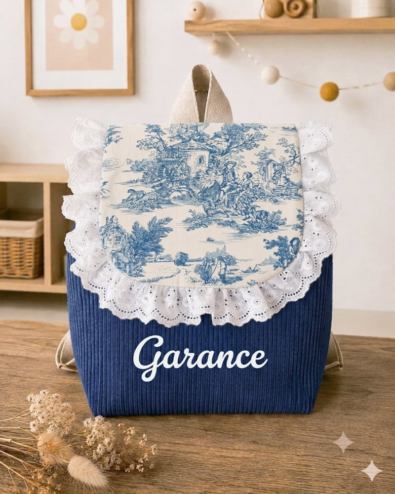 Le petit sac des grandes aventures 🎒 Imaginé en Bretagne par @sarenka_creation, ce sac à dos a tout pour faire craquer petits et grands : un velours côtelé tout doux, un joli rabat en toile de Jouy et une finition délicate en dentelle 🌸. Pratique et léger, il sera le compagnon de route idéal de vos petits pour les journées à la crèche ou à la maternelle. Et pour une touche vraiment personnelle, le sac peut être personnalisé avec le prénom de votre enfant. 💛