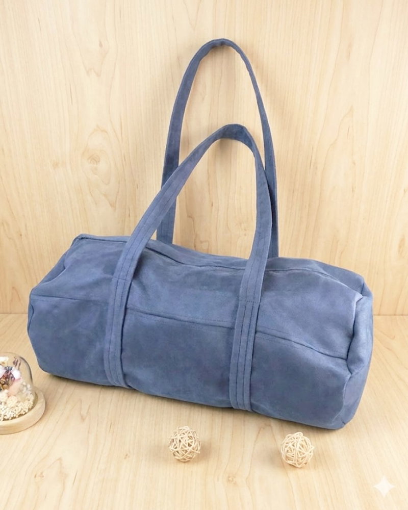 Quoi de prévu ce week-end ? 😎 Quelle que soit la destination, ce sac polochon en suédine vous accompagnera dans toutes vos aventures. Avec une capacité de 20L, il est parfait pour partir en vacances ou aller au sport. Une création en promo et made in Normandie signée L’Aiguille de Cibelia 🇫🇷.