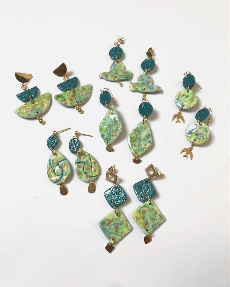 Que d’émoi pour cette collection de boucles d’oreilles faites à la main en argile polymère et rehaussées d’éclats de feuilles d’or ✨🌿. Ces pépites sont les fruits de l’imagination et du talent de @petronille.kreation. Son travail artisanal d’une grande originalité nous épate. Vous l’aurez compris, le plus dur sera de choisir 👀 Chapeau l’artiste ❤️