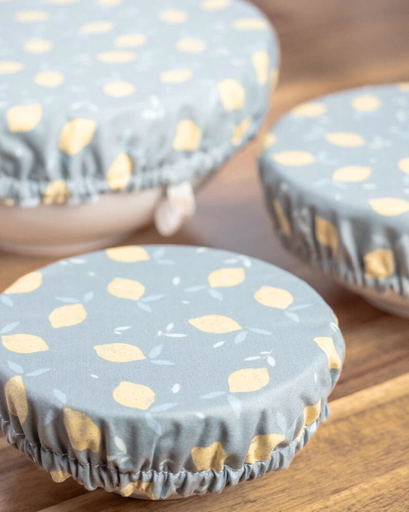 Passion citron 🍋 L’accessoire zéro déchet parfait pour bannir le film alimentaire jetable de votre cuisine, c’est lui ! Ces charlottes alimentaires réutilisables s’adaptent à tous types de contenants. De nombreux motifs colorés et vitaminés sont disponibles sur la boutique @l.atelierdejuly 💛