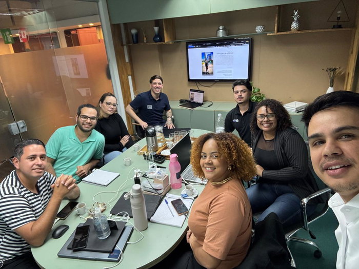 Treinamento Presencial para nosso parceiro @apto_premium 

Apresentamos o novo sistema de GESTÃO de CRM, e otimização dos processos comerciais, automações e outros.

Aproveitamos para um breve treinamento comercial quanto o tratamento de leads vindos de campanhas pagas.

Mais um parceiro que vai estar decolar conosco 💜🎉

@lealmidiaoficial 

#TimeLM #Imobiliaria #Marketingimobiliario