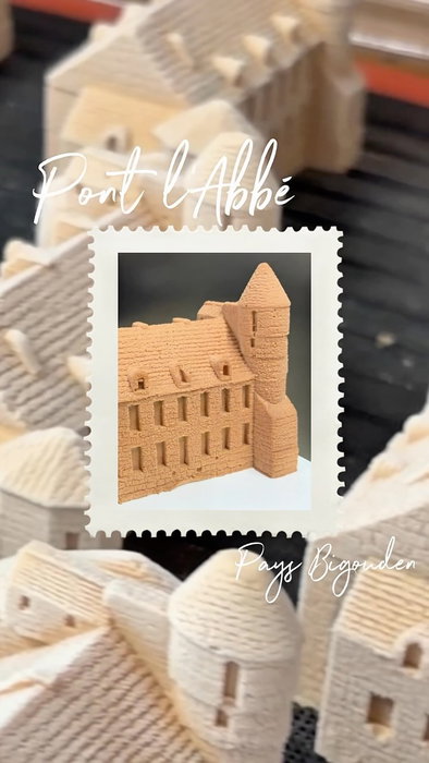 À l’occasion de la Fête des Brodeuses, nous rendons hommage à travers l’art de la pâtisserie, à l’emblème de notre ville, le CHÂTEAU DE PONT L’ABBÉ 🏰🤎
Disponible dès demain en boutique, et restera à notre collection permanente ✨ Se réalise uniquement en individuel.
➡️ Composition : Croustillant caramel fleur de sel - Compotée de pomme granny smith caramélisée - gelée de cidre doux - Mousse chocolat au lait caramélisé @valrhona - Biscuit joconde noisette