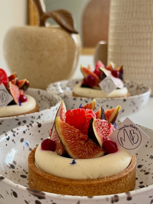 Figue · Framboise 🤎
L’alliance subtile de deux fruits, révélée dans une création aussi délicate qu’intense.