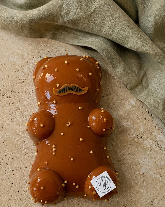 Fêtes des pères > Ouverture des commandes 🤎🐻
Pour célébrer nos papas comme il se doit, Mocha Blanc vous propose un entremet ourson : simple, élégant & gourmand 🧸
Biscuit moelleux sarrasin - Croustillant caramel fleur de sel Compotée de pomme caramélisées au cidre @goellancidre - Mousse chocolat au lait caramélisé @valrhona 36%
Entremet 6 personnes - 32 euros
Disponible uniquement le samedi 20 et le dimanche 21 juin.
Pour commander :
💌 Par message Instagram ou Facebook
📍 En boutique, 19 place Gambetta, Pont l’Abbé
💻 Par mail mochablanc29@gmail.com