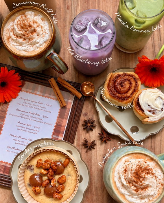 CHARGEMENT.. 🍂🤎🍁
Nos boissons d’automne sont déjà là ☕️
🥜 Peanut latte
🥨 Cinnamon roll latte
🎃 Pumpkin Spice latte
🍌 Matcha banana latte
🫐 Ube Blueberry latte